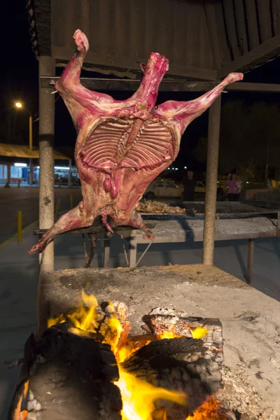 Asado lub mięso z grilla w nocy w Argentyna — Zdjęcie stockowe