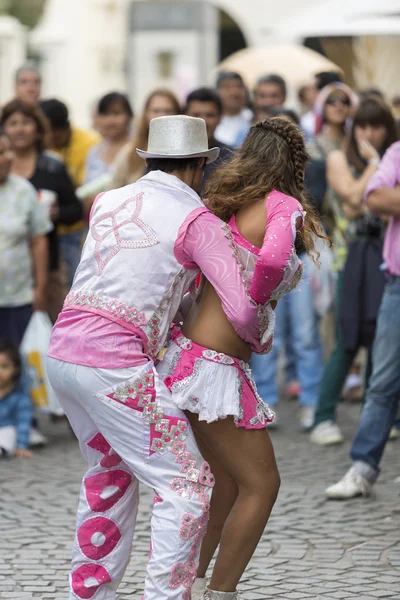 Dançarinos se apresentando para a abertura do carnaval de Salta, Argentina — Fotografia de Stock
