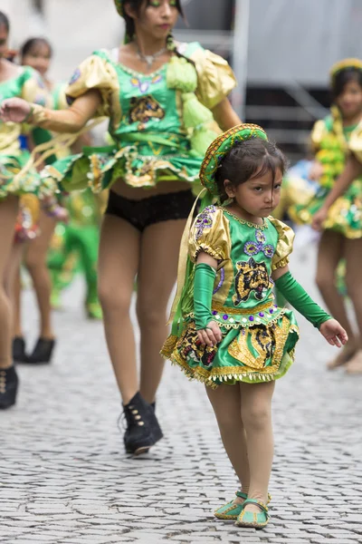 Dansers het uitvoeren voor de opening van de Carnaval van Salta, Argentinië — Stockfoto
