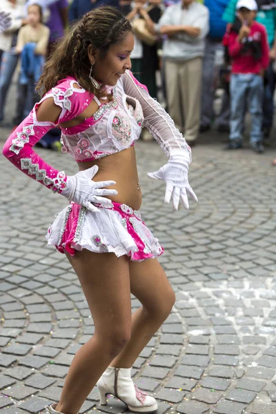 Bailarina actuando para la inauguración del carnaval de Salta, Argentina — Foto de Stock
