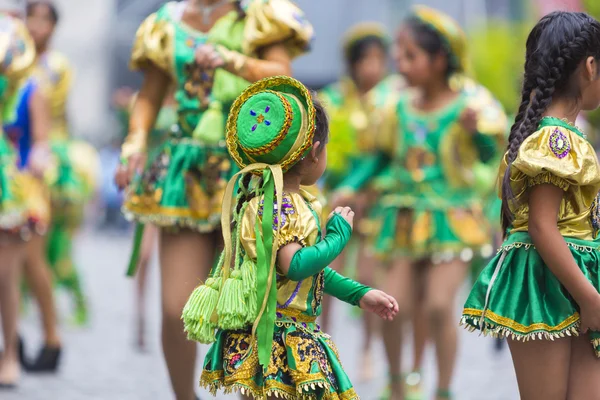 Dançarinos se apresentando para a abertura do carnaval de Salta, Argentina — Fotografia de Stock