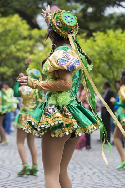 Bailarines actuando para la inauguración del carnaval de Salta, Argentina — Foto de Stock