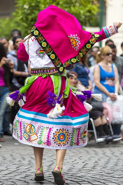 Dançarino se apresentando para a abertura do carnaval de Salta, Argentina — Fotografia de Stock