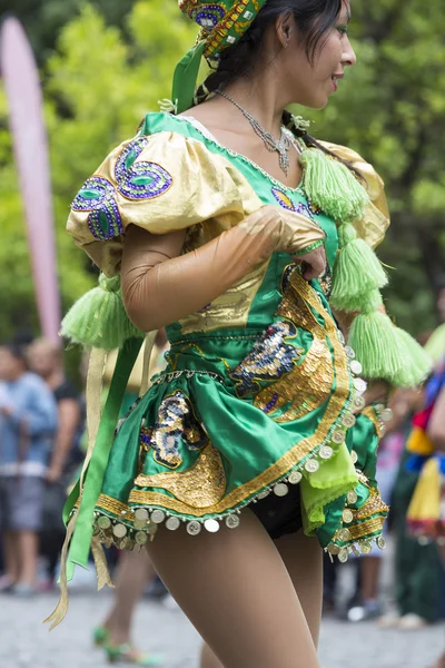 Bailarines actuando para la inauguración del carnaval de Salta, Argentina — Foto de Stock