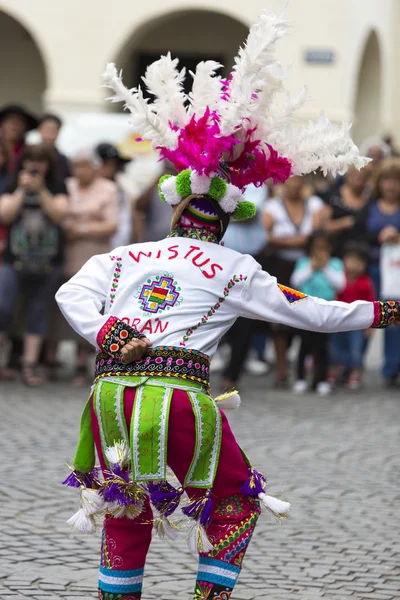 Dançarino se apresentando para a abertura do carnaval de Salta, Argentina — Fotografia de Stock