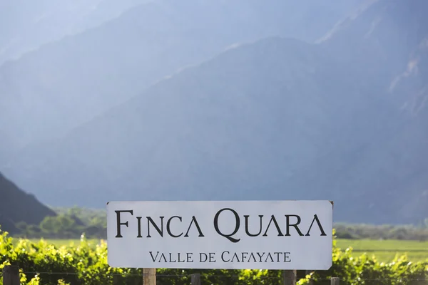 Winemaker sign Finca Quara with vineyards and mountains in Cafay — Zdjęcie stockowe