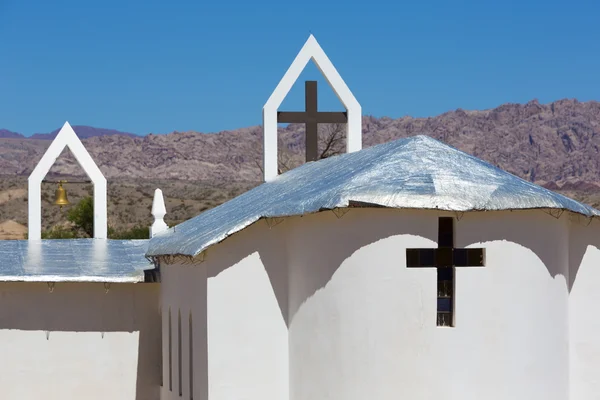 Moderna iglesia blanca con montañas y techo de aluminio, Argentina —  Fotos de Stock