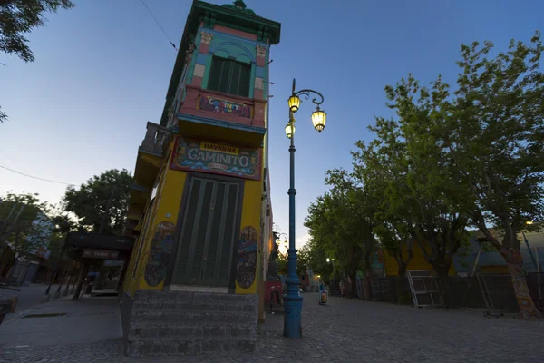 Caminito famosa calle y arquitectura en La Boca al atardecer — Foto de Stock