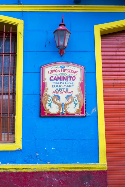 Tango-Schild in der berühmten Straße Caminito in la Boca, buenos aires — Stockfoto