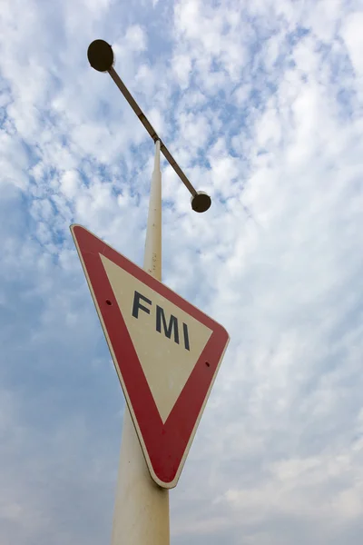 Poste vermelho e branco do sinal do triângulo com FMI, parque de memória — Fotografia de Stock
