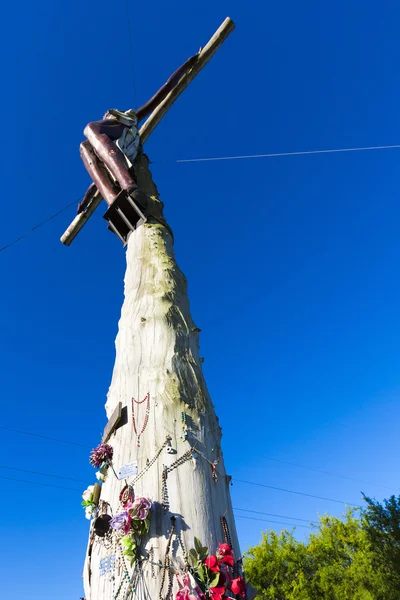 İsa'nın ahşap heykel ve açık mavi gökyüzü. Buenos Aires — Stok fotoğraf