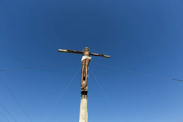 İsa'nın ahşap heykel ve açık mavi gökyüzü. Buenos Aires — Stok fotoğraf