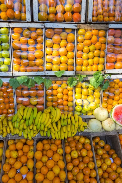 Frutos frescos à venda no mercado de frutos — Fotografia de Stock