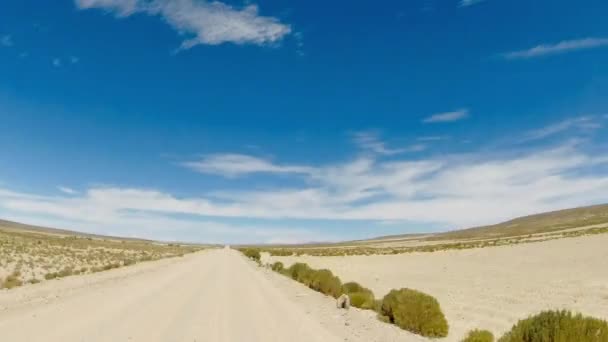 Vista frontal del vehículo todoterreno conduciendo en el desierto de Atacama — Vídeo de stock