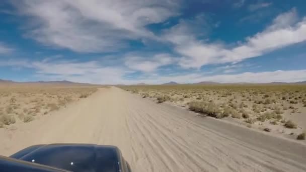Vista frontal do veículo off-road que conduz no deserto do Atacama — Vídeo de Stock