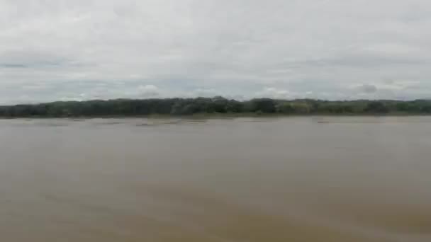 Kryssning på floden Amazonas, i regnskogen, Brasilien — Stockvideo