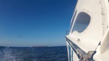 Eylem, Galapagos Adası beyaz motor yat