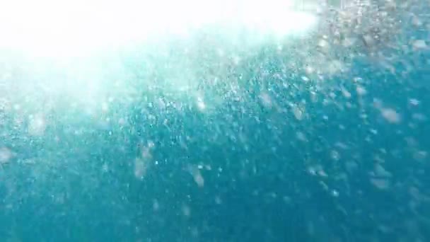 Underwater bubbles rise up towards the sun — Stock Video