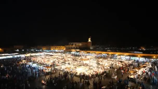 Az éjszakai és a piacon, Marrakesh-ben Jemaa-el-Fnaa tér — Stock videók