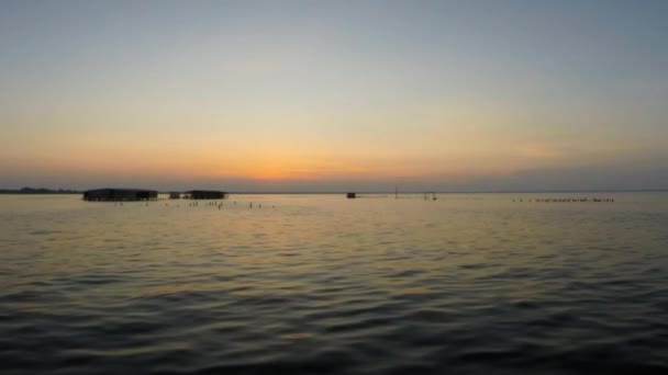 Vista panorámica de la puesta de sol en el lago Maracaibo, Venezuela — Vídeos de Stock