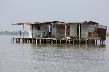 Zavallı ahşap evlerde oturan Fisher adam Maracaibo üzerinde kaldırdı 