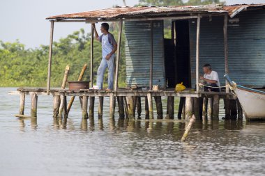 Zavallı ahşap evlerde oturan Fisher adam Maracaibo üzerinde kaldırdı 