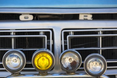 Retro 4 x 4 Suv Ford dört farlar ve ışık yansımaları, V