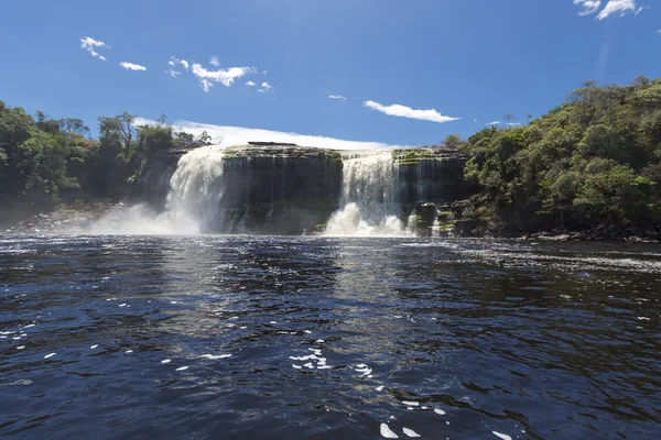 Cachoeira na Lagoa de Canaima, Venezuela — Fotografia de Stock