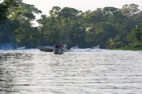 在委内瑞拉马拉卡伊波河上巡航的快艇 — 图库照片