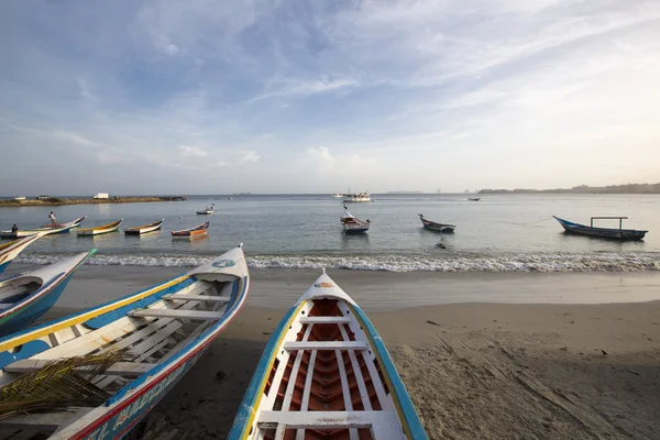 Barcos de pescador de madeira coloridos alinhados na praia — Fotografia de Stock