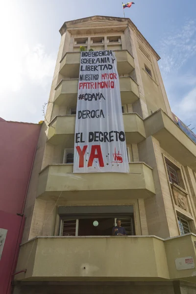 Woningbouw van het moderne yrban met grote banner, Caracas — Stockfoto