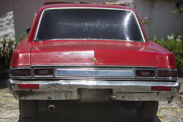 Achteraanzicht van retro rode auto en lichtreflecties, Venezuela — Stockfoto