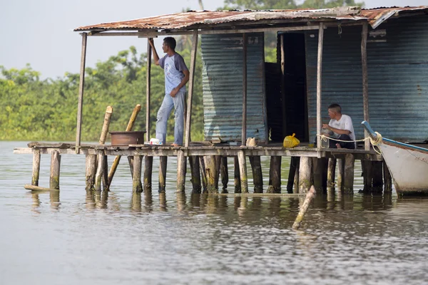 Zavallı ahşap evlerde oturan Fisher adam Maracaibo üzerinde kaldırdı 