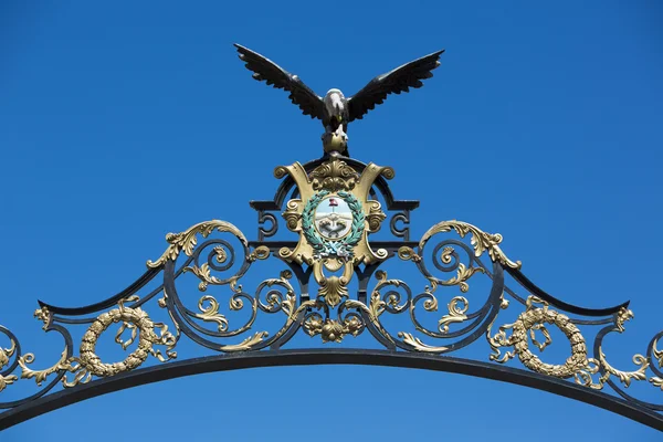 Eagle ironwork on classic entrance gate in Mendoza, Argentina — Stock Photo, Image