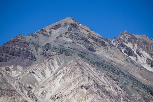 Aconcagua picos de montanha com céu azul claro. Argentina — Fotografia de Stock