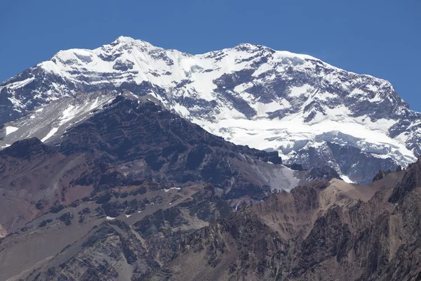 Vrchol hory Aconcagua s jasně modrou oblohou. Argentina — Stock fotografie