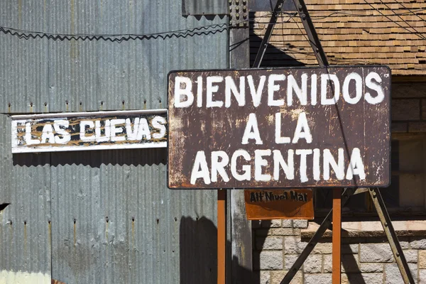 スペイン語で書かれたアルゼンチン看板錆びたへようこそ — ストック写真