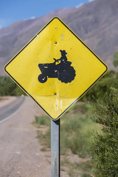 Cartello stradale incrocio trattore giallo, Argentina — Foto Stock