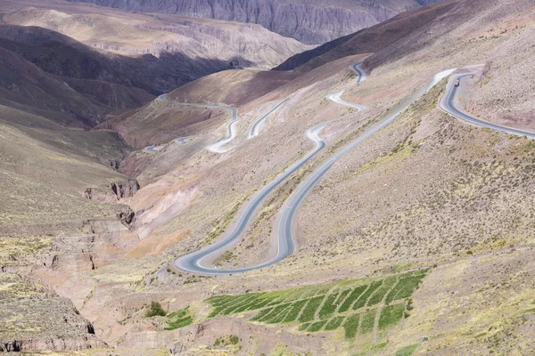 Straße im farbigen Gebirge bei purmamarca, Argentinien — Stockfoto