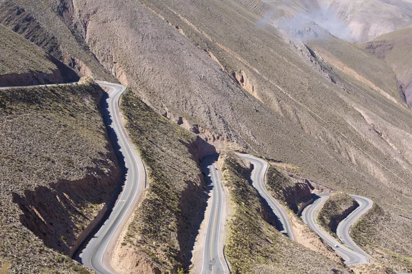 Silnice v barevné hory poblíž Purmamarca, Argentina — Stock fotografie