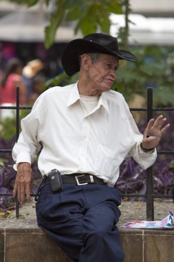 Oturan bir park, Medellin Kolombiya erkekler