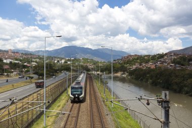 Medellin metro istasyonu demiryolu parça ve insanlarla, Kolombiya