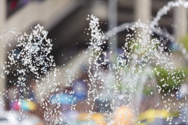 Su sıçrama bubbles renkli arka plan üzerinde ile