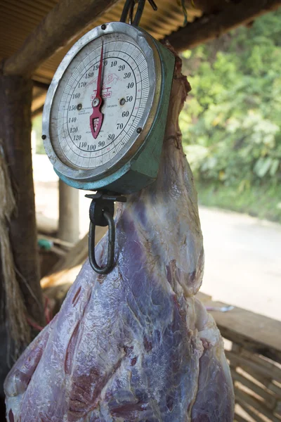 Macellaio e carne cruda a Minca, Colombia — Foto Stock