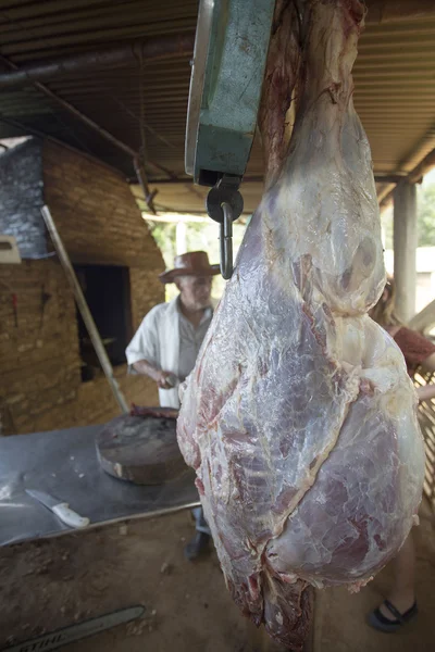 Macellaio e carne cruda a Minca, Colombia — Foto Stock