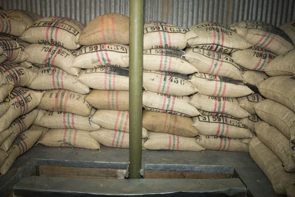 Στοιβάζονται καφέ τσάντες στη βιομηχανία εκλεκτής ποιότητας καφέ στην Κολομβία — Φωτογραφία Αρχείου