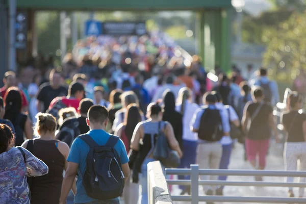 Grupp av pendlare på metro går ut i Medellin, Colombia — Stockfoto