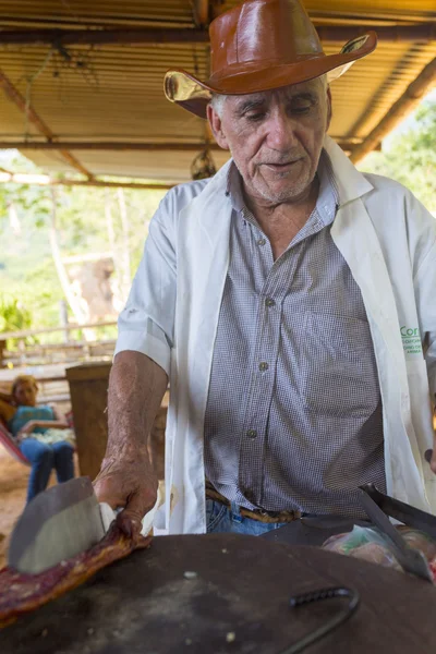 Metzger und rohes Fleisch in minca, kolumbien — Stockfoto