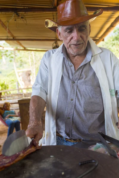 Butcher and raw meat in Minca, Colombia — Stock Photo, Image