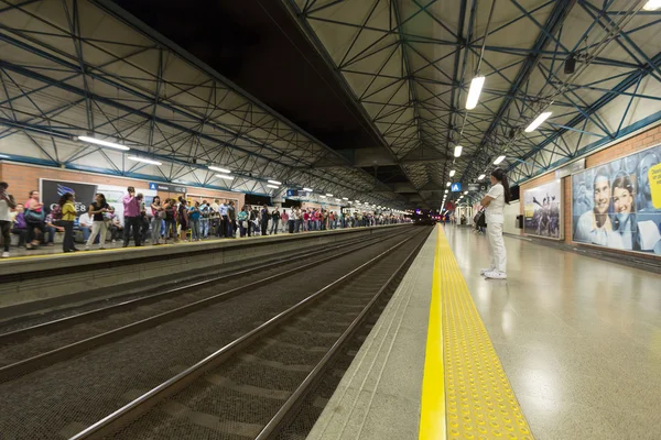 Medellin stazione della metropolitana con binari ferroviari e persone, Colombia — Foto Stock